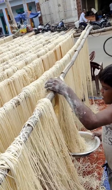 Nggak higienis, 11 potret pembuatan mi di India ini pakai alat penuh karat