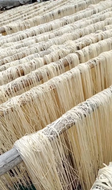 Nggak higienis, 11 potret pembuatan mi di India ini pakai alat penuh karat