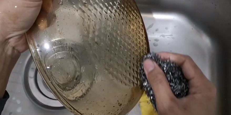 Cara menghilangkan noda gosong di wajan kaca agar jadi kinclong seperti baru