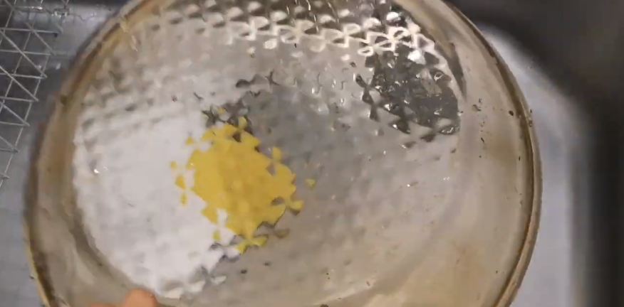 Cara menghilangkan noda gosong di wajan kaca agar jadi kinclong seperti baru