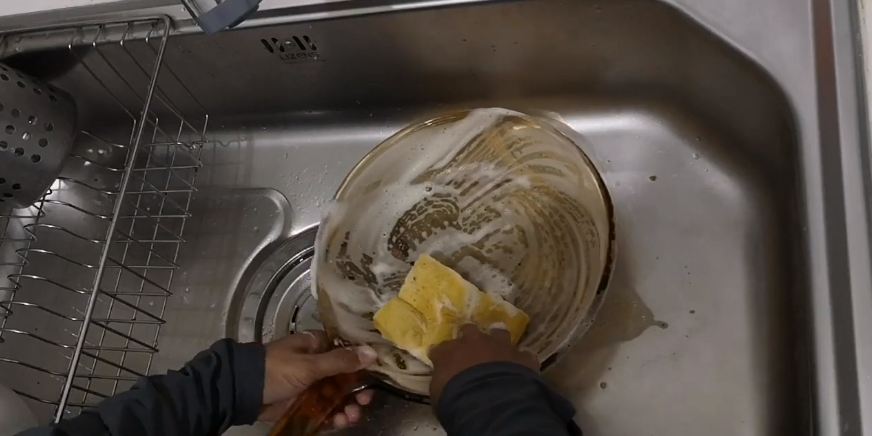 Cara menghilangkan noda gosong di wajan kaca agar jadi kinclong seperti baru