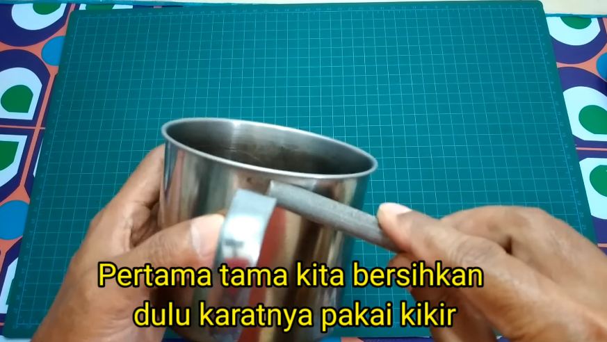 Hanya pakai potongan sterofoam, ini cara perbaiki gagang cangkir yang patah