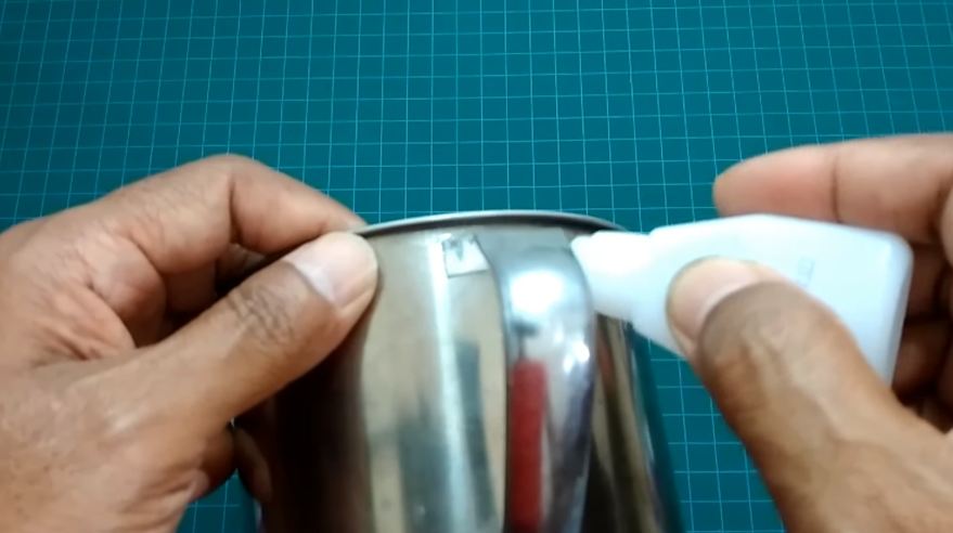 Hanya pakai potongan sterofoam, ini cara perbaiki gagang cangkir yang patah