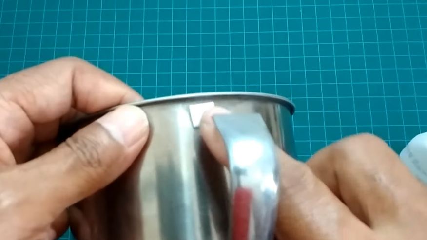 Hanya pakai potongan sterofoam, ini cara perbaiki gagang cangkir yang patah