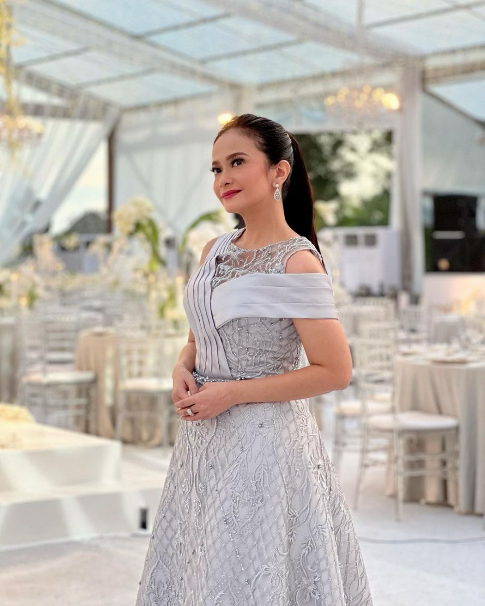 gaya presenter cantik hadiri kondangan © instagram