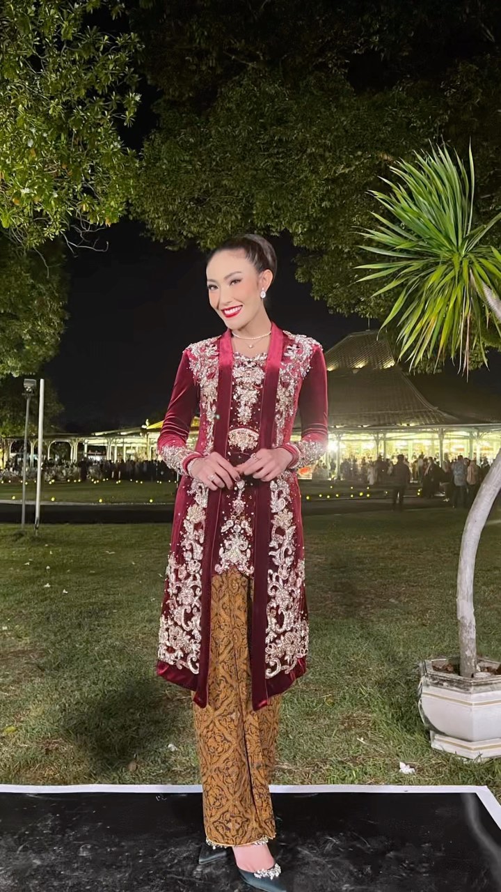 gaya presenter cantik hadiri kondangan © instagram