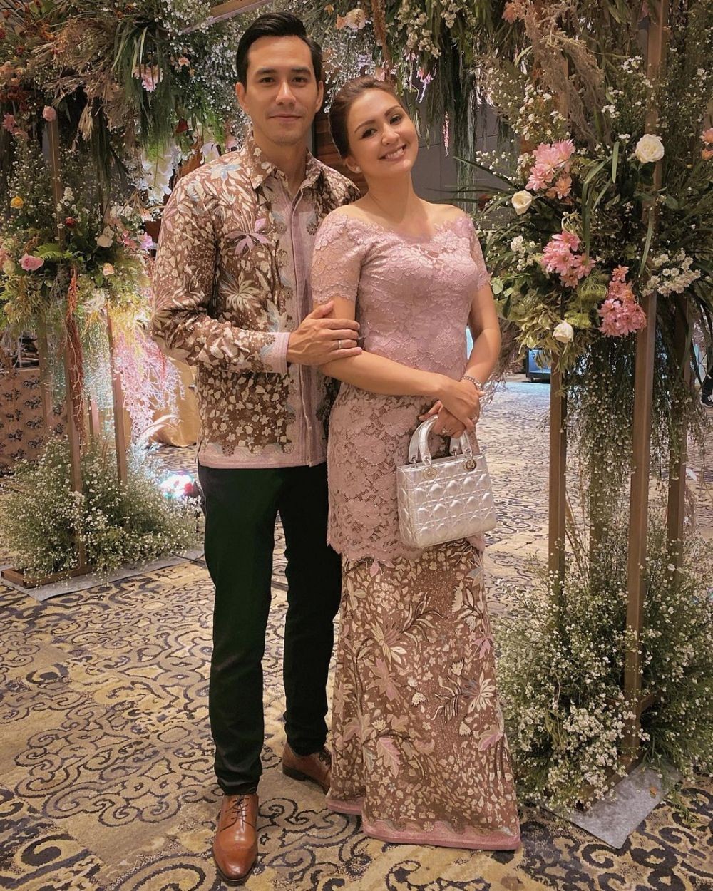 gaya presenter cantik hadiri kondangan © instagram