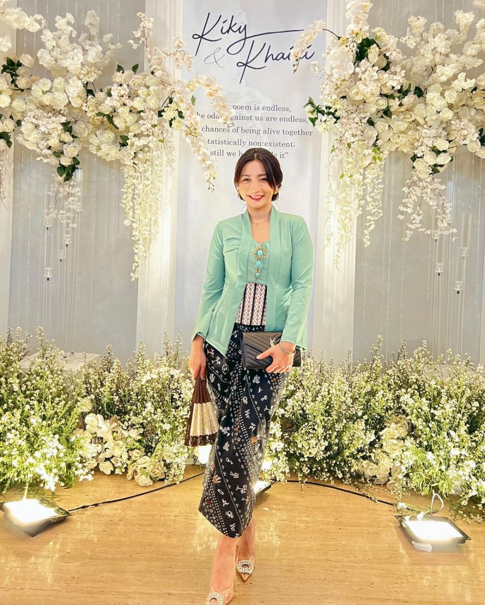Gaya 9 presenter cantik hadiri kondangan, Hesti Purwadinata menawan dengan kebaya seharga Rp 100 ribu
