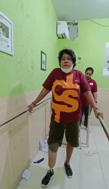 Momen bahagia pemeran Atun di Si Doel bisa jalan © 2022 berbagai sumber