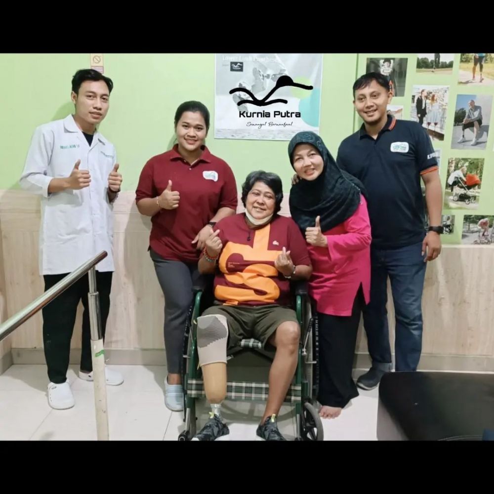 9 Momen Suti Karno 'Atun Si Doel' bisa jalan dengan bantuan kaki palsu, ucap syukur Alhamdulillah