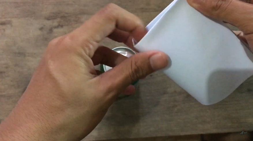 Tak perlu panik, ini trik membuka minuman kaleng yang segelnya terlanjur patah