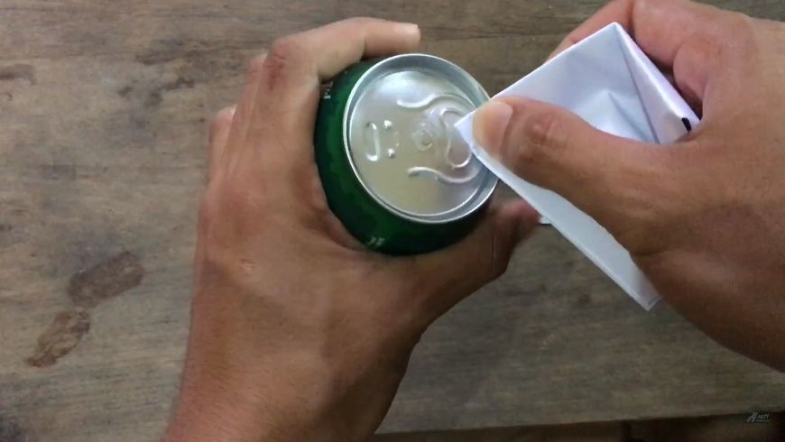 Tak perlu panik, ini trik membuka minuman kaleng yang segelnya terlanjur patah