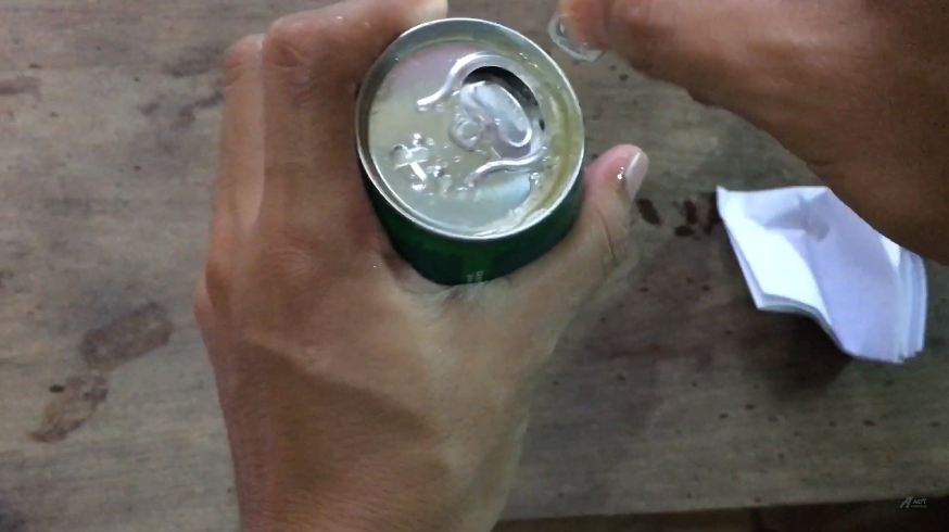 Tak perlu panik, ini trik membuka minuman kaleng yang segelnya terlanjur patah