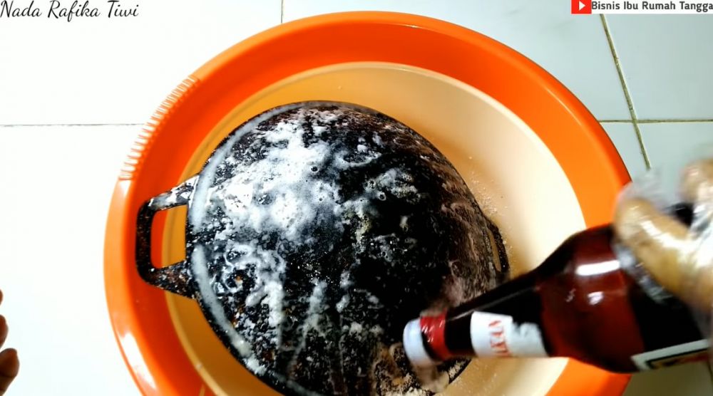Cara membersihkan kerak tebal di pantat wajan, cuma pakai 2 bahan dapur