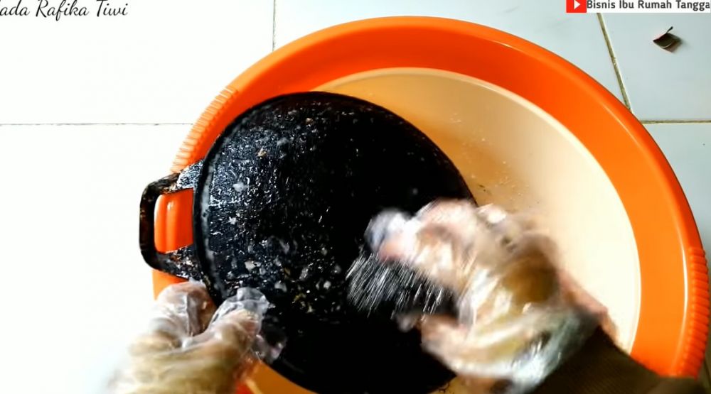 Cara membersihkan kerak tebal di pantat wajan, cuma pakai 2 bahan dapur