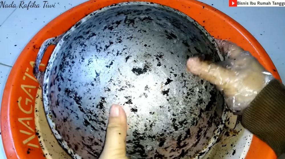 Cara membersihkan kerak tebal di pantat wajan, cuma pakai 2 bahan dapur