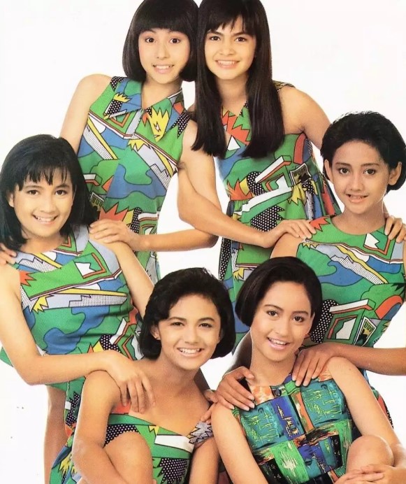 beda gaya Cut Tari Krisdayanti di cover majalah © Instagram