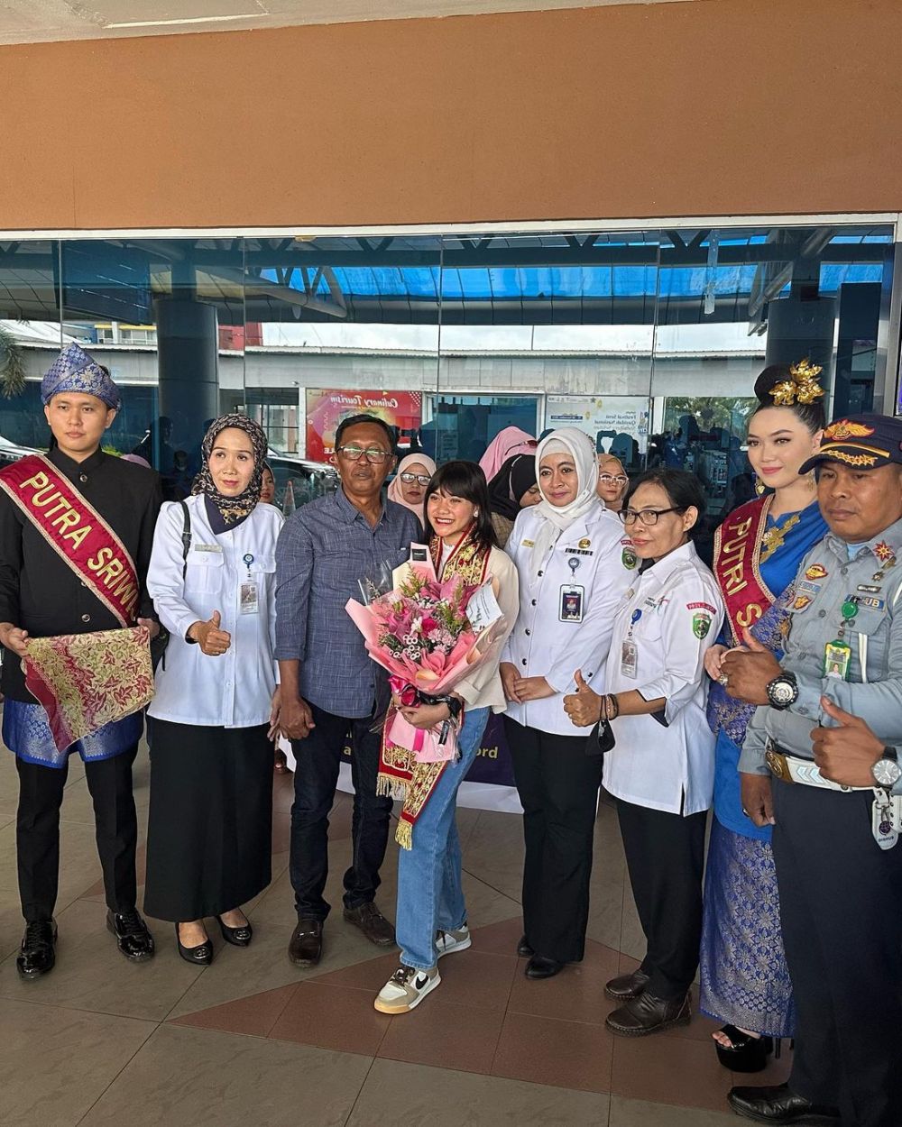 11 Momen Sridevi juara D'Academy 5 pulang ke Prabumulih, diarak keliling kampung