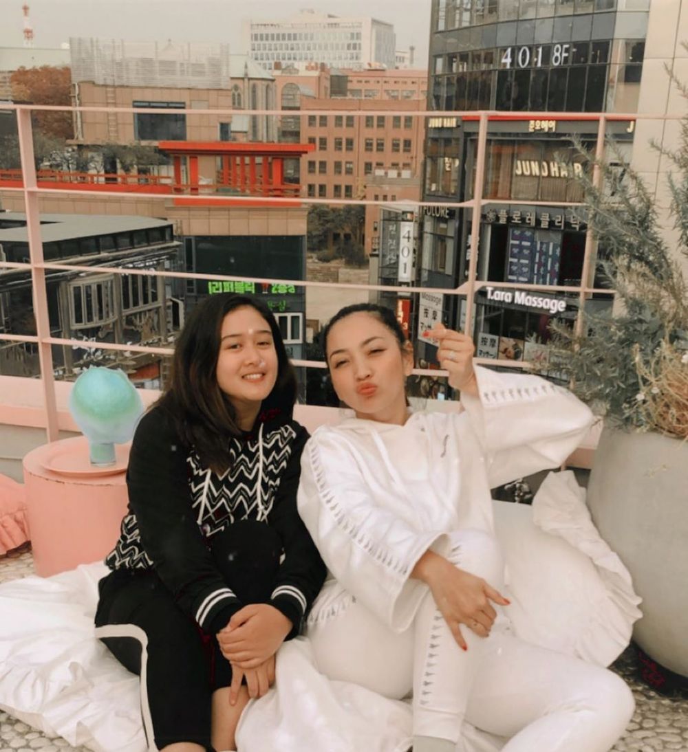 Hesti Purwadinata dan anak tiri © 2023 brilio.net