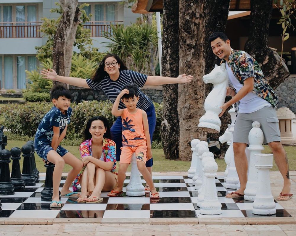 Hesti Purwadinata dan anak tiri © 2023 brilio.net