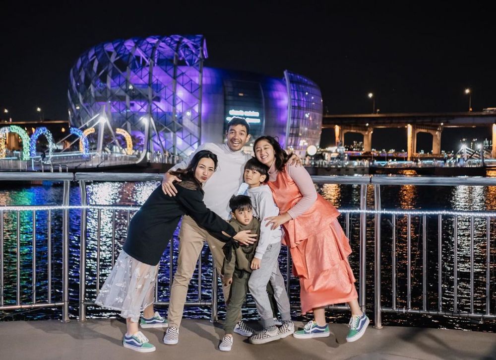 Hesti Purwadinata dan anak tiri © 2023 brilio.net