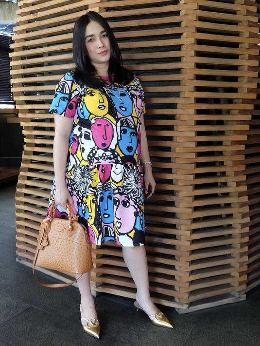 Gaya Ussy pakai dress pendek © Instagram