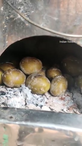 11 Foto pembuatan jus mangga di India ini disebut nggak higienis, blender manual pakai tangan