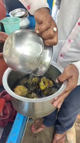 11 Foto pembuatan jus mangga di India ini disebut nggak higienis, blender manual pakai tangan