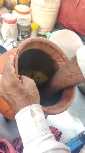 11 Foto pembuatan jus mangga di India ini disebut nggak higienis, blender manual pakai tangan