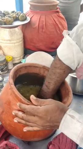 11 Foto pembuatan jus mangga di India ini disebut nggak higienis, blender manual pakai tangan