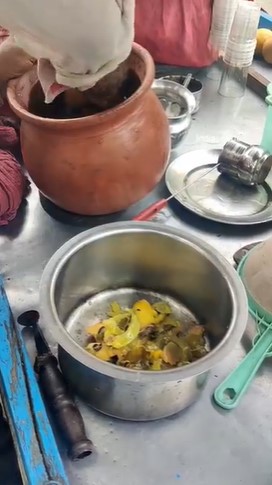 11 Foto pembuatan jus mangga di India ini disebut nggak higienis, blender manual pakai tangan
