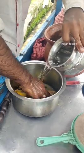11 Foto pembuatan jus mangga di India ini disebut nggak higienis, blender manual pakai tangan