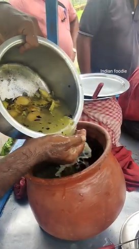 11 Foto pembuatan jus mangga di India ini disebut nggak higienis, blender manual pakai tangan