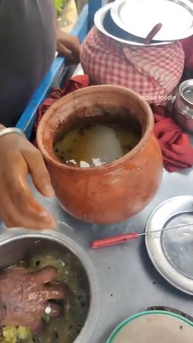 11 Foto pembuatan jus mangga di India ini disebut nggak higienis, blender manual pakai tangan