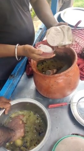 11 Foto pembuatan jus mangga di India ini disebut nggak higienis, blender manual pakai tangan