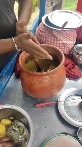 11 Foto pembuatan jus mangga di India ini disebut nggak higienis, blender manual pakai tangan