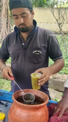 11 Foto pembuatan jus mangga di India ini disebut nggak higienis, blender manual pakai tangan