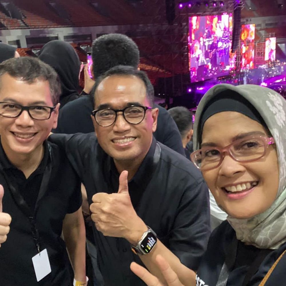 Momen 8 pejabat nonton konser Dewa 19, Iriana Jokowi request lagu Ari Lasso