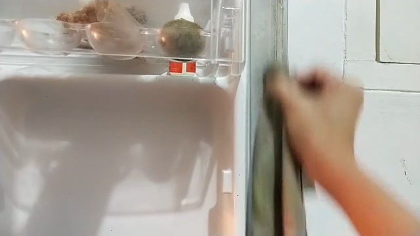 Dari buluk jadi kinclong pakai 1 bahan, ini cara bersihkan karet pintu kulkas jamuran tanpa disikat