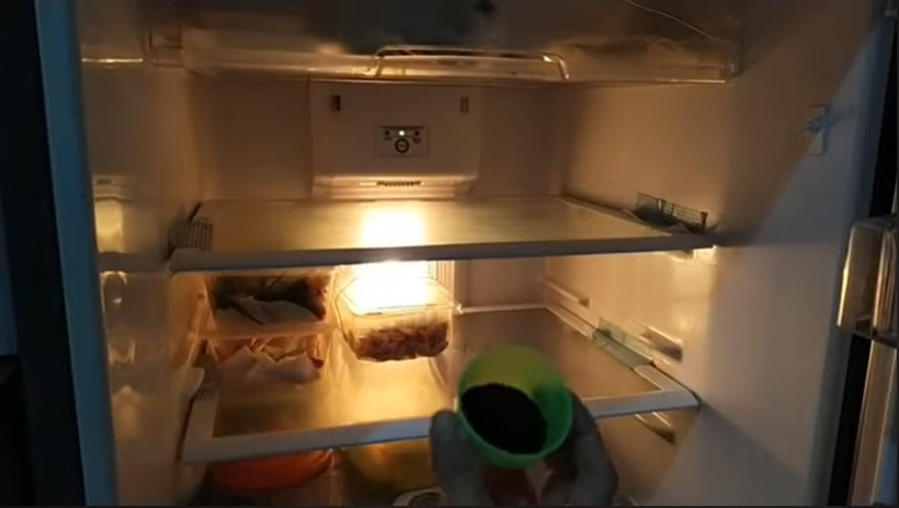 Dari buluk jadi kinclong pakai 1 bahan, ini cara bersihkan karet pintu kulkas jamuran tanpa disikat