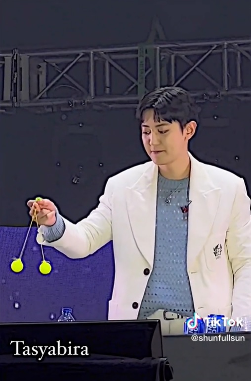 momen sehun dan chanyeol exo main lato-lato © berbagai sumber