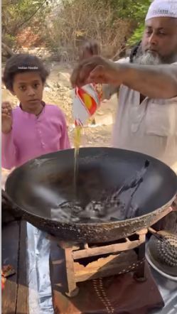 11 Potret pembuatan ayam goreng di India ini jorok, campur keringat dan helaian rambut di bumbu