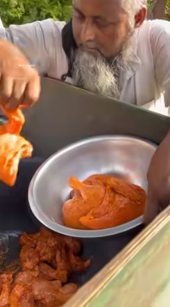 11 Potret pembuatan ayam goreng di India ini jorok, campur keringat dan helaian rambut di bumbu