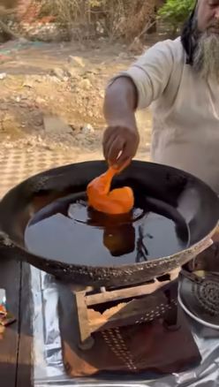 11 Potret pembuatan ayam goreng di India ini jorok, campur keringat dan helaian rambut di bumbu