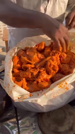 11 Potret pembuatan ayam goreng di India ini jorok, campur keringat dan helaian rambut di bumbu