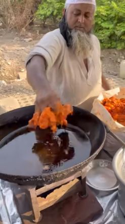 11 Potret pembuatan ayam goreng di India ini jorok, campur keringat dan helaian rambut di bumbu