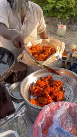 11 Potret pembuatan ayam goreng di India ini jorok, campur keringat dan helaian rambut di bumbu