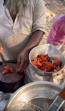 11 Potret pembuatan ayam goreng di India ini jorok, campur keringat dan helaian rambut di bumbu