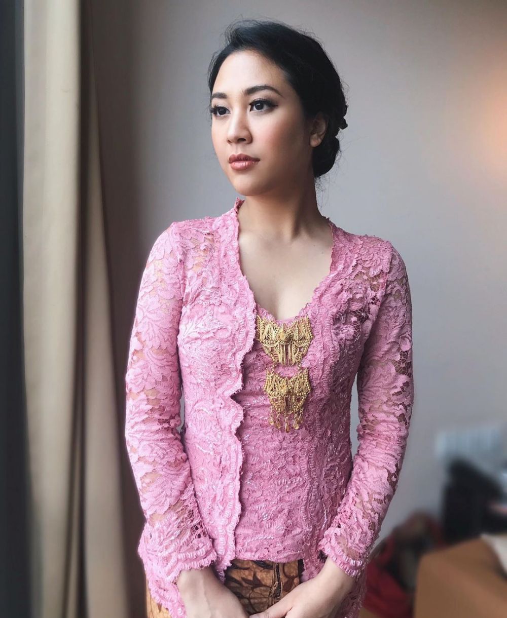 seleb tomboi dalam balutan kebaya © 2023 berbagai sumber