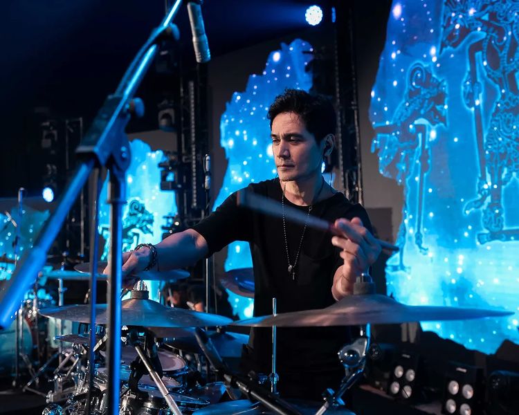 Menolak tua di usia 50-an, 11 transformasi Tyo Nugros drummer eks Dewa 19 ini bukti gantengnya awet